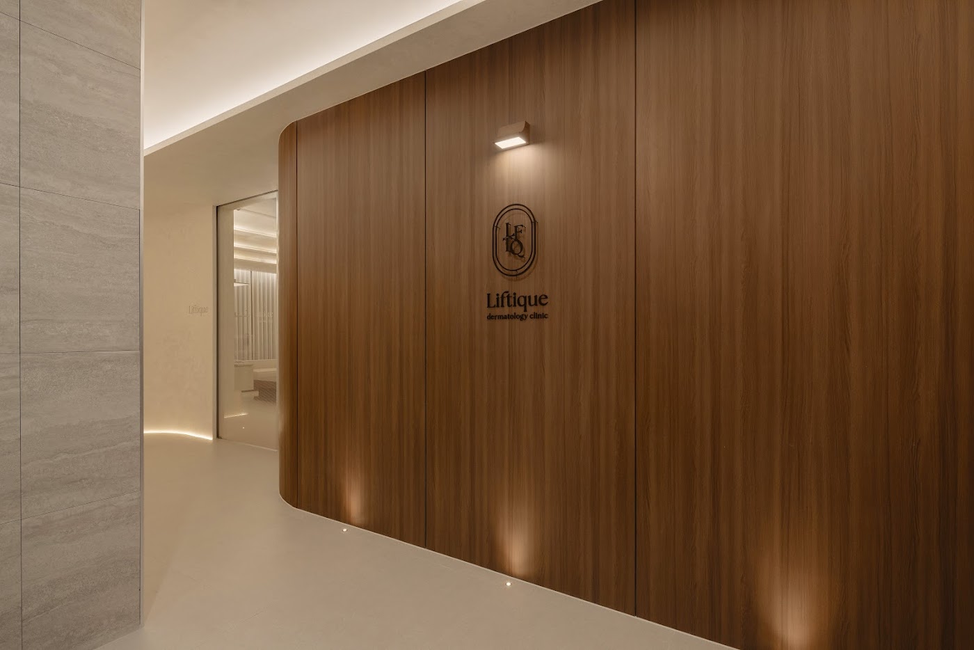 리프티크피부과의원 Gangnam Liftique Skin Clinic Board-certified Dermatologists