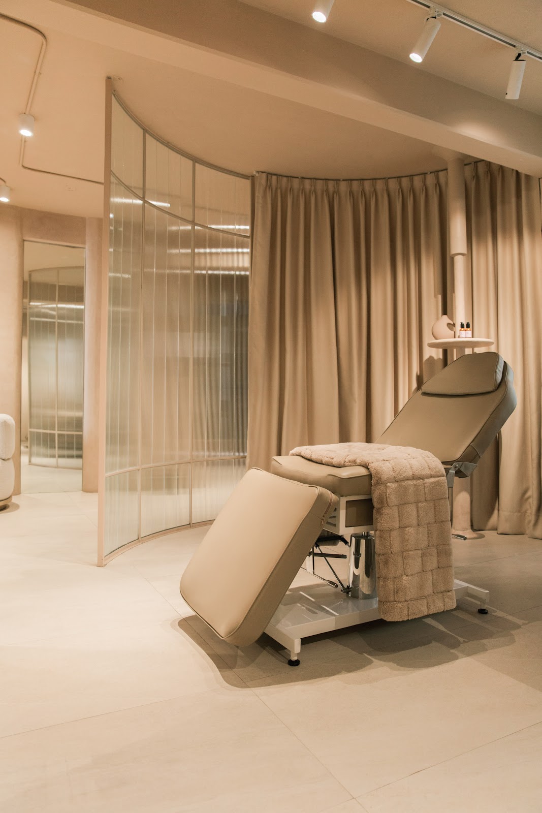 Youth for us Roma [Face] + Hydrafacial + IV Therapy