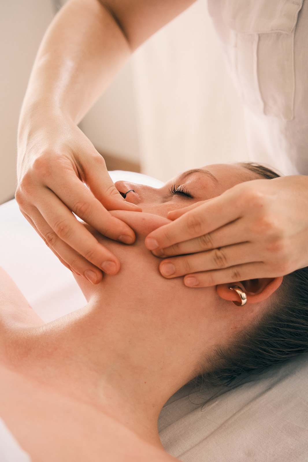 Key Wellbeing - Bodywork deep tissue massage · Facial Lifitng Massage · Face cosmetic acupuncture